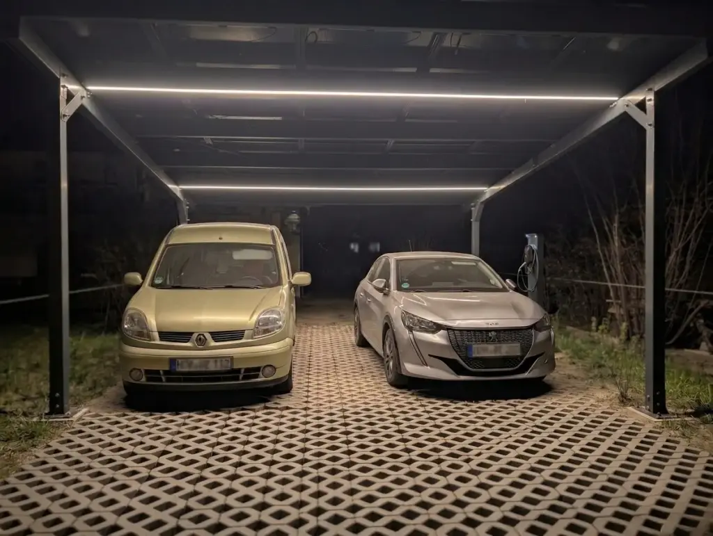 Moderne Carport-Beleuchtung mit LED und Wallbox-Installation für ein privates Elektrofahrzeug in Oberhavel – umgesetzt von Voltmen Elektrotechnik.