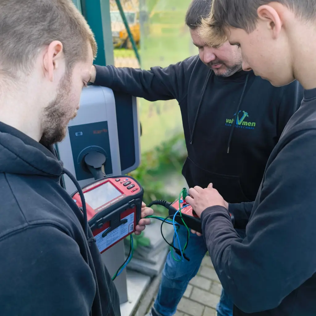 Voltmen-Team checkt eine Wallbox mit Benning Prüfgerät